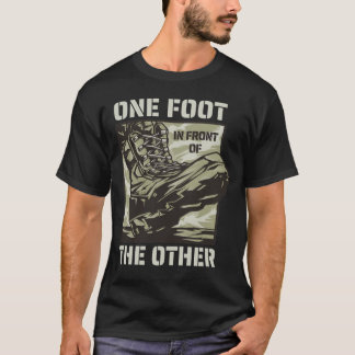Ein Fuß vor dem Anderen - Militärmotto T-Shirt