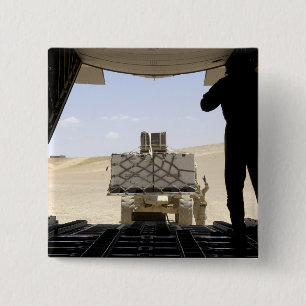 Ein Gabelstapler lädt Fracht auf einen C-130 Hercu Button