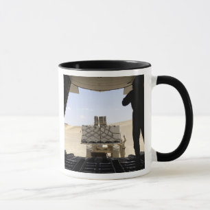 Ein Gabelstapler lädt Fracht auf Wechselstrom - Tasse