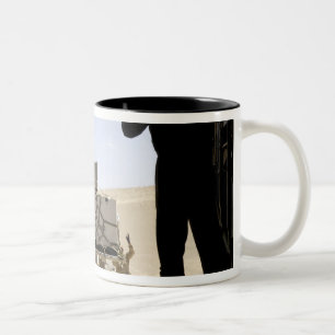Ein Gabelstapler lädt Fracht auf Wechselstrom - Zweifarbige Tasse