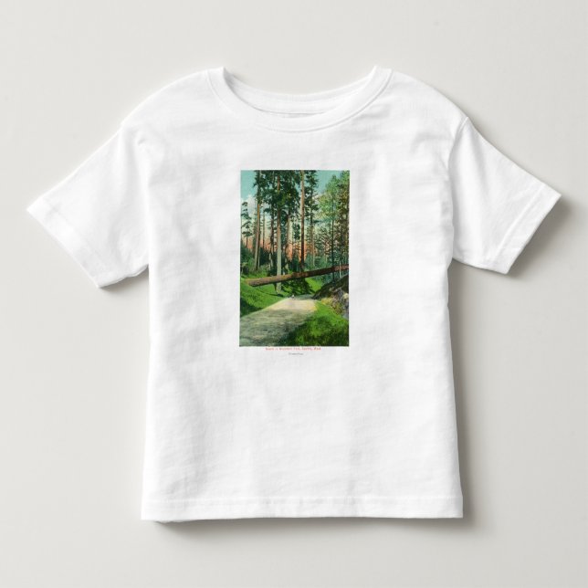 Ein gefallener Baum an der Waldpark-Szene Kleinkind T-shirt (Vorderseite)
