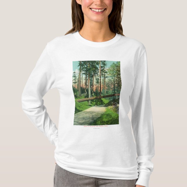 Ein gefallener Baum an der Waldpark-Szene T-Shirt (Vorderseite)