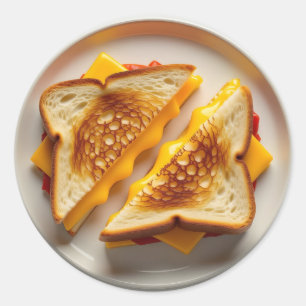 Ein gegrilltes Käsesandwich auf einem Teller Runder Aufkleber