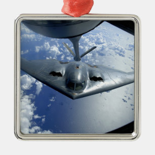 Ein Geist B-2 bewegt sich in Position für die Ornament Aus Metall
