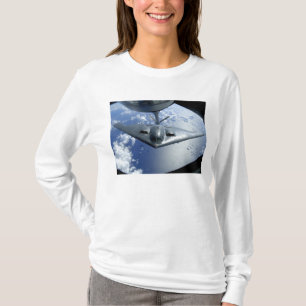 Ein Geist B-2 bewegt sich in Position für die T-Shirt