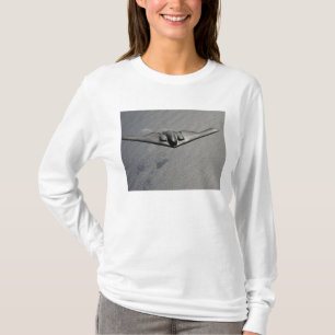 Ein Geist B-2 fliegt über den Pazifischen Ozean T-Shirt