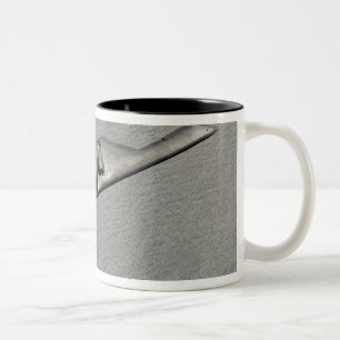 Ein Geist B-2 fliegt über den Pazifischen Ozean Zweifarbige Tasse