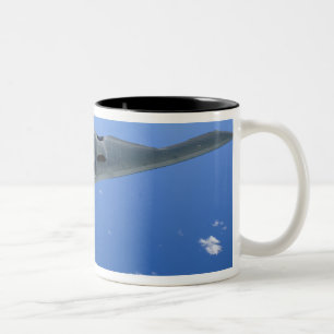 Ein Geist B-2 steigt durch den Himmel an Zweifarbige Tasse