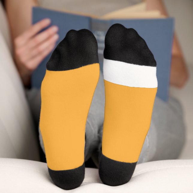 ein gelber Hintergrund mit Socken (Unterseite)