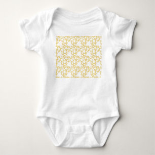 Ein gelber Teppich mit einem sich wiederholenden M Baby Strampler