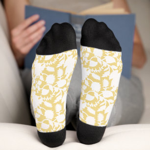 Ein gelber Teppich mit einem sich wiederholenden M Socken