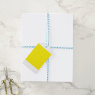 Ein gelbes Quadrat, zentriert auf einem sauberen, Geschenkanhänger