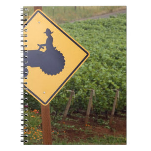 Ein gelbes Schild für vorbeifahrende Traktoren im Notizblock