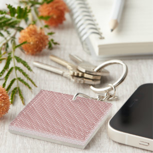 Ein gemusterter Teppich mit roten und braunen Moti Schlüsselanhänger