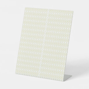 ein geometrisches Muster aus weiß und gold Sockelschild