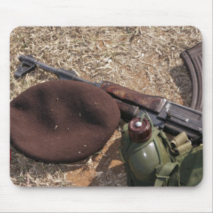 Ein Gewehr, Militär bedecken und Kantine Mousepad