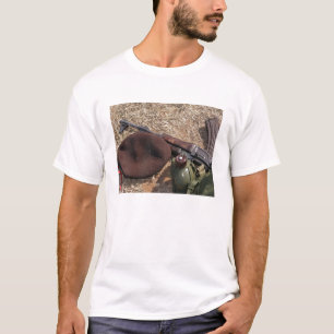 Ein Gewehr, Militär bedecken und Kantine T-Shirt