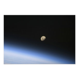 Ein gibbous Mond sichtbar über der Atmosphäre de Fotodruck