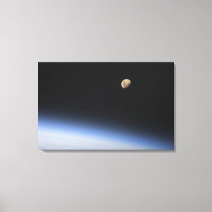 Ein gibbous Mond sichtbar über der Atmosphäre de Leinwanddruck