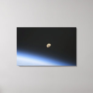 Ein gibbous Mond sichtbar über der Atmosphäre de Leinwanddruck