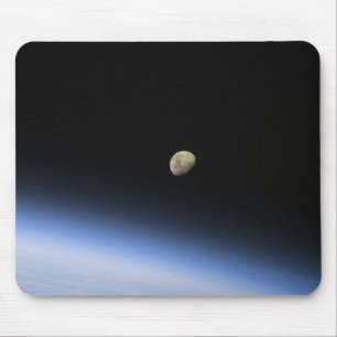 Ein gibbous Mond sichtbar über der Atmosphäre de Mousepad