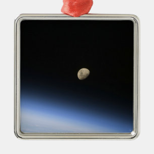Ein gibbous Mond sichtbar über der Atmosphäre de Silbernes Ornament