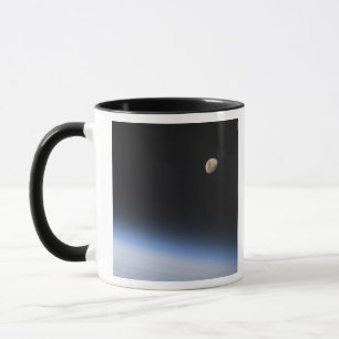 Ein gibbous Mond sichtbar über der Atmosphäre de Tasse