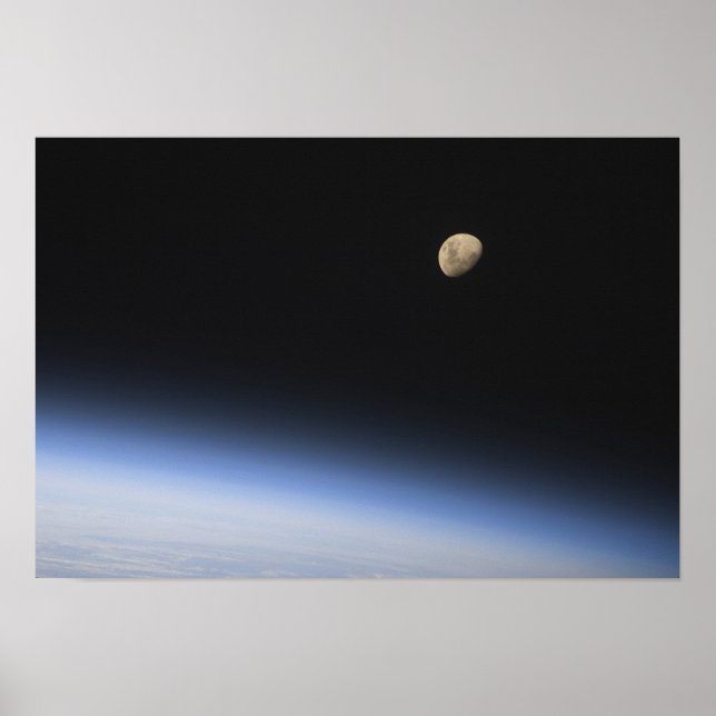 Ein giftiger Mond über der Erdatmosphäre 2 Poster (Vorne)