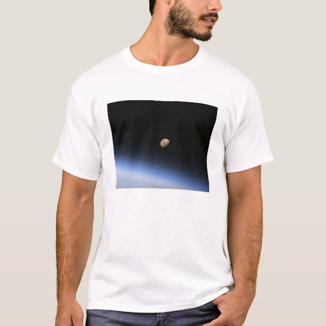 Ein giftiger Mond über der Erdatmosphäre 2 T-Shirt (Vorderseite)