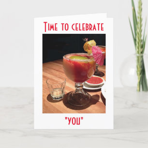 EIN GLAS HAT EIN PAAR FUN-FEIERN IHREN GEBURTSTAG. KARTE