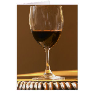 Ein Glas roter Chateau Belgrave im Sonnenlicht -