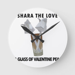 Ein Glas Valentinsfrieden. Runde Wanduhr