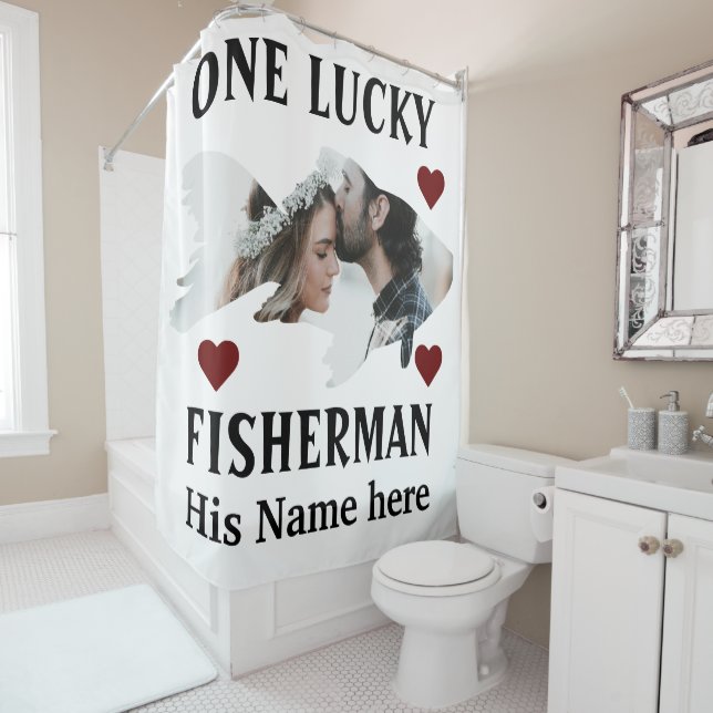 Ein glücklicher Fischer, der ein Paar Fische zusam Duschvorhang (Beispiel)