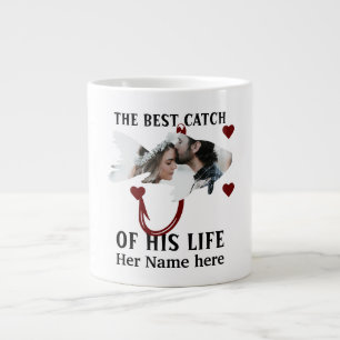 Ein glücklicher Fischer, der ein Paar Fische zusam Jumbo-Tasse