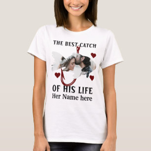 Ein glücklicher Fischer, der ein Paar Fische zusam T-Shirt