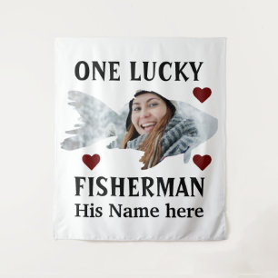 Ein glücklicher Fischer, der ein Paar Fische zusam Wandteppich
