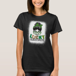 Ein glücklicher Kinderbetreuer brach St Patricks T-Shirt