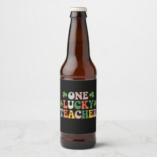 Ein glücklicher Lehrer unterrichtet retro St. Patr Bierflaschenetikett
