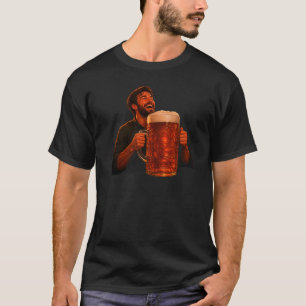 Ein glücklicher Mann hält eine wirklich große Tass T-Shirt