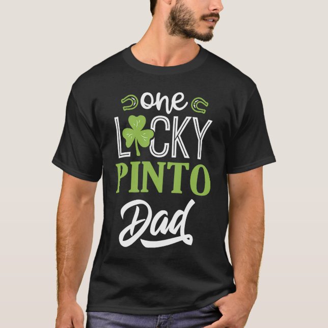Ein glücklicher PINTO-Pferdevater Irisches Reiten T-Shirt (Vorderseite)