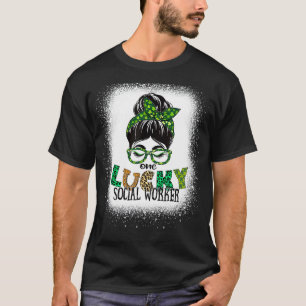 Ein glücklicher Sozialarbeiter gebleicht Messy Bun T-Shirt