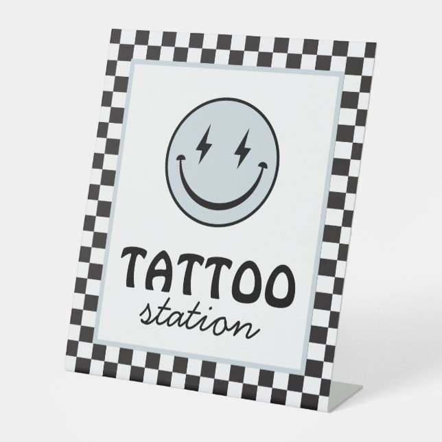 Ein glücklicher Typ glücklich gegenüber Tattoo Sta Sockelschild (Vorderseite)
