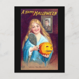 Ein glückliches Halloween-Girl, das sich das Haar Postkarte