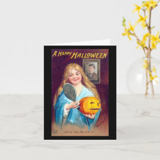 Ein glückliches Halloween-Mädchen, das Haar bürste Karte