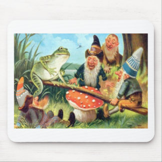 Ein Gnome und Frosch auf einer Pilzsäge Mousepad