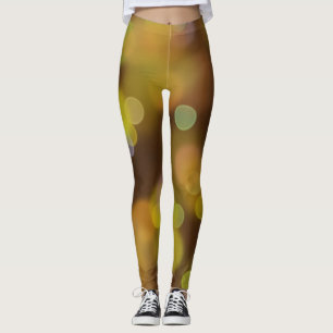 Ein goldenes Weihnachtsmuster auf dem Braun Leggings