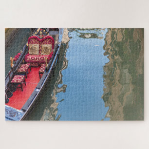 Ein Gondelboot auf einem Kanal von Venedig, Italie