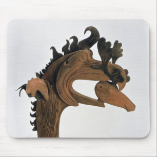 Ein Greif, der ein Rotwild in seinem Schnabel häl Mousepad