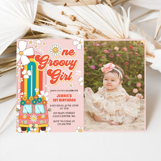 Ein Groovy Girl Retro Rainbow 1. Geburtstags-Foto Einladung