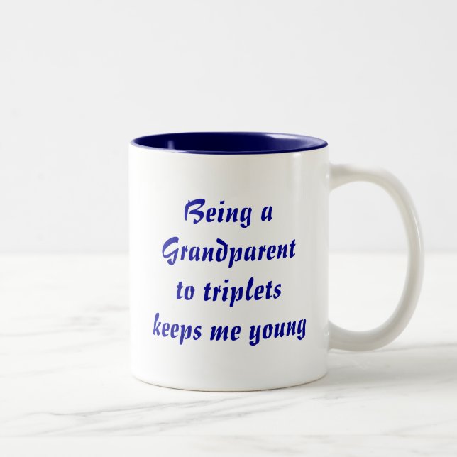 Ein Großvater zu den tripletskeeps sein ich jung Zweifarbige Tasse (Rechts)
